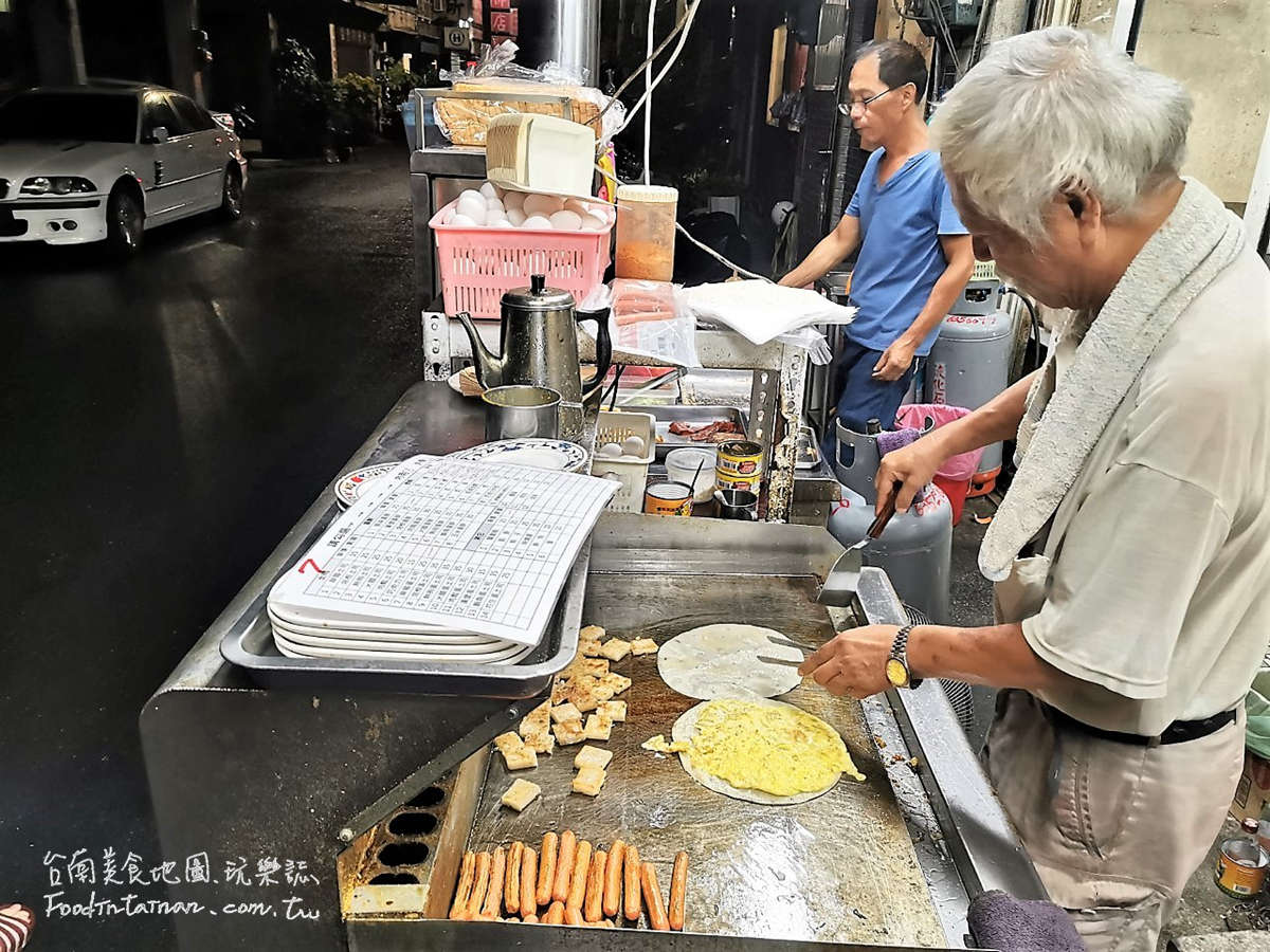 臺南推薦平價傳統宵夜點心美食-文化街無名蛋餅草莓吐司