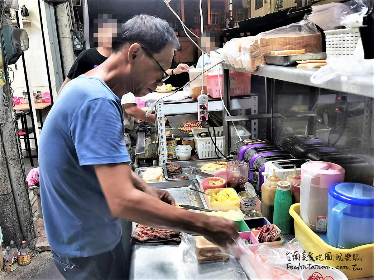 臺南推薦平價傳統宵夜點心美食-文化街無名蛋餅草莓吐司